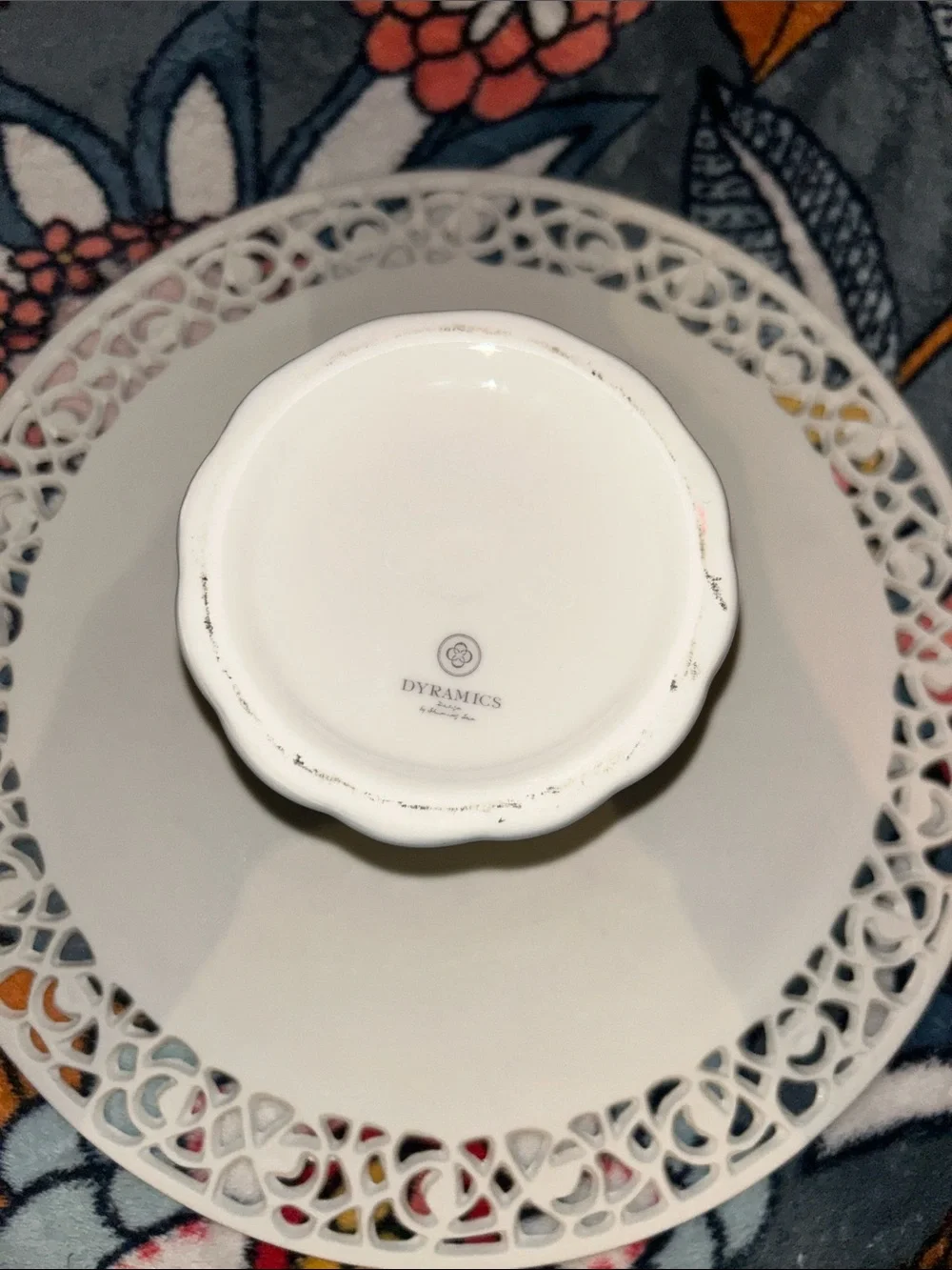 Dyramics porcelain White Decorative Ceramic Cake Stand with Rosette Border